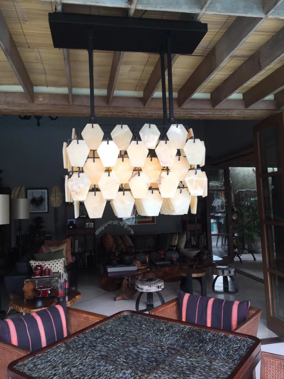 Lampu gantung onyx di ruang keluarga