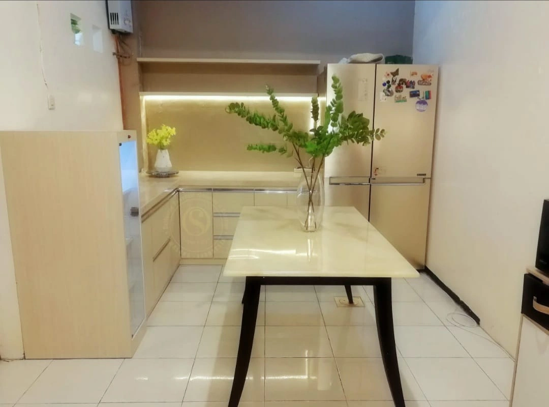 Meja makan dengan top batu onyx