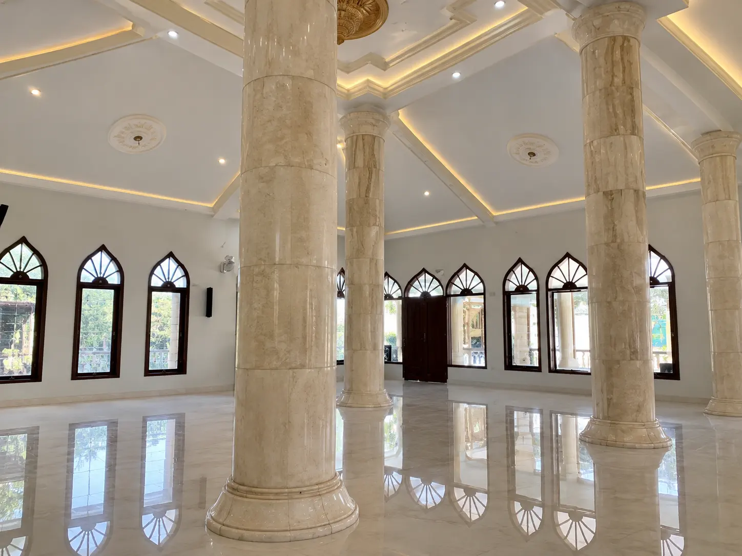 Deretan tiang onyx marmer bulat di aula masjid